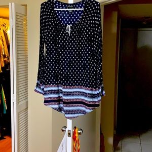 Long sleeves tunic with pink and light blue details.